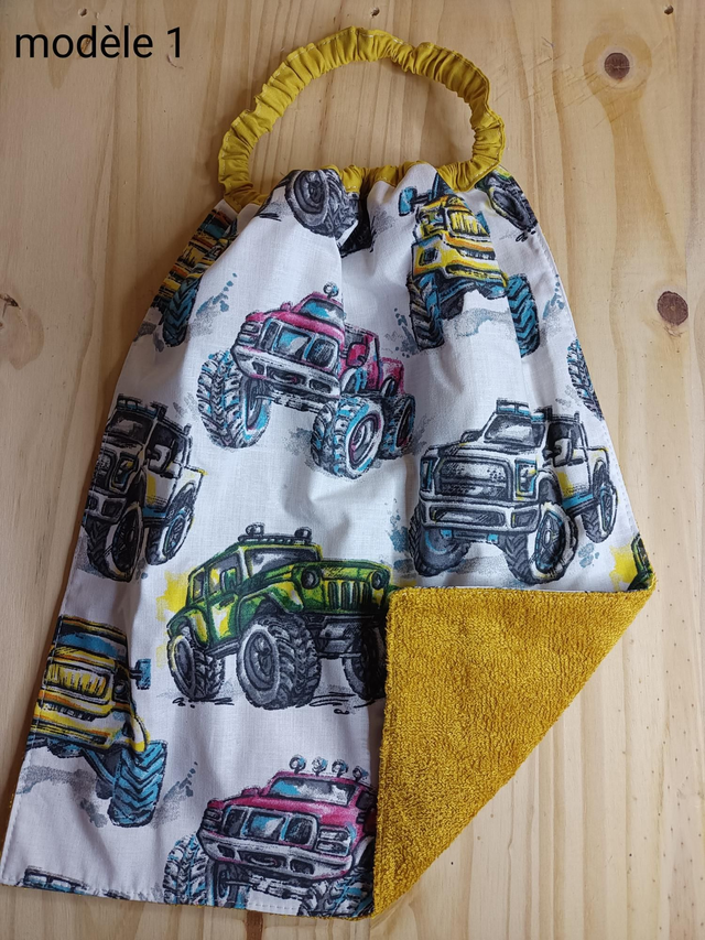 Serviette élastique enfant avec éponge "voiture - camion" 