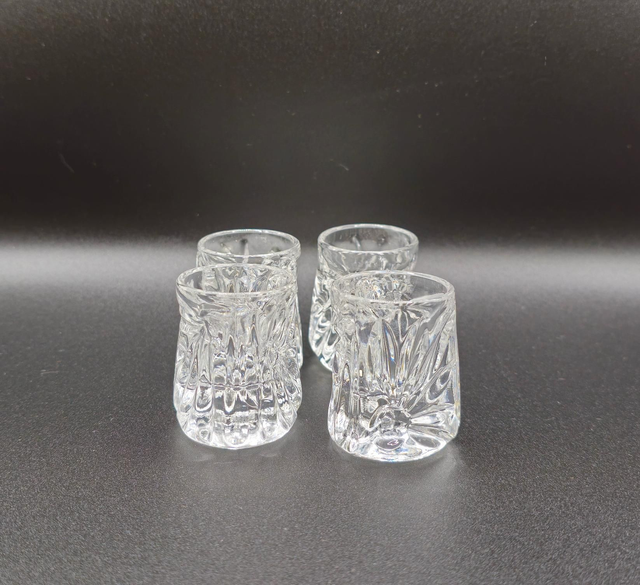 Lot de 4 verres à liqueur en cristal 