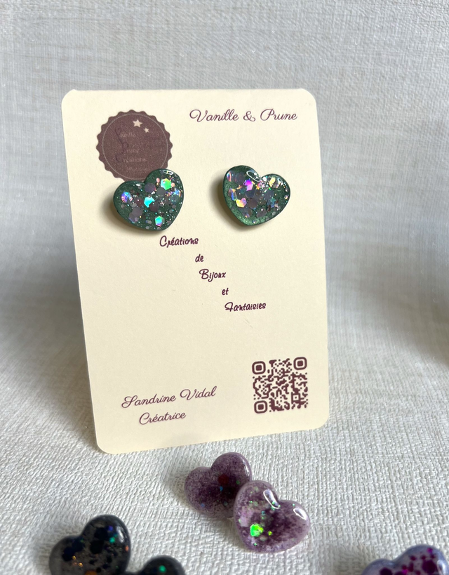 Boucles d'oreilles petits coeurs vert nacré et paillettes argentées irisées 