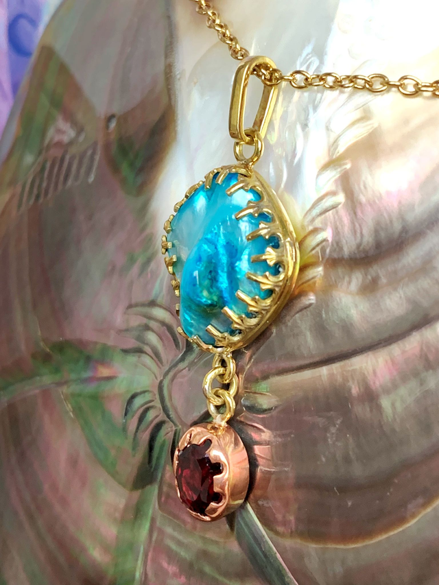 Duo - Collier avec pendentif en laiton, cuivre, nacre et grenat