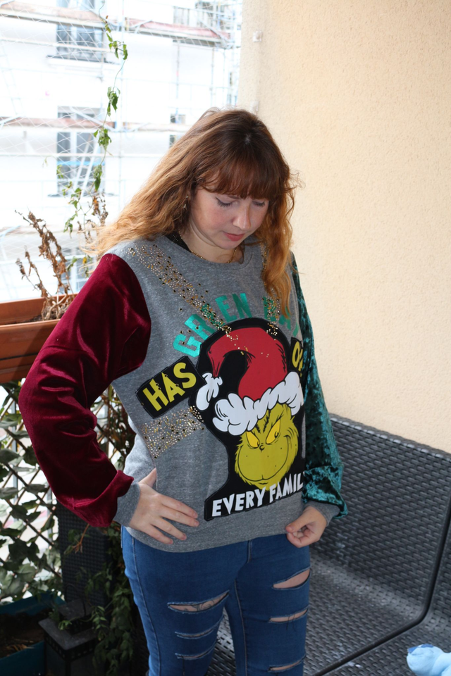 Pull de Noël Upcyclé "Grinch Reworked" T.L - Manches Velours Asymétriques (Rouge/Vert)