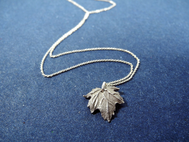 Sweet Maple necklace silver
