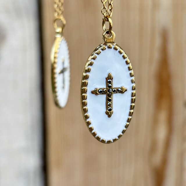 Sautoir médaille croix émail blanc 