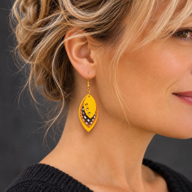 Éclat d’Ambre – Boucles d’oreilles asymétriques en cuir véritable jaune et brun, plumes et strass dorés