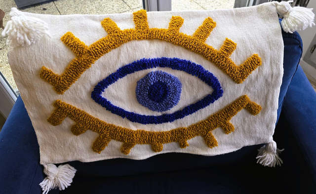 Housse de Coussin en coton brodée motif "Œil" en relief et pompons - Fait mains