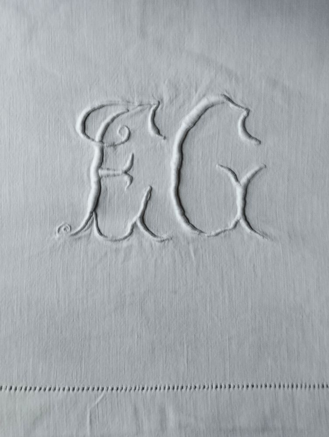 Monogramme EG sur drap ancien