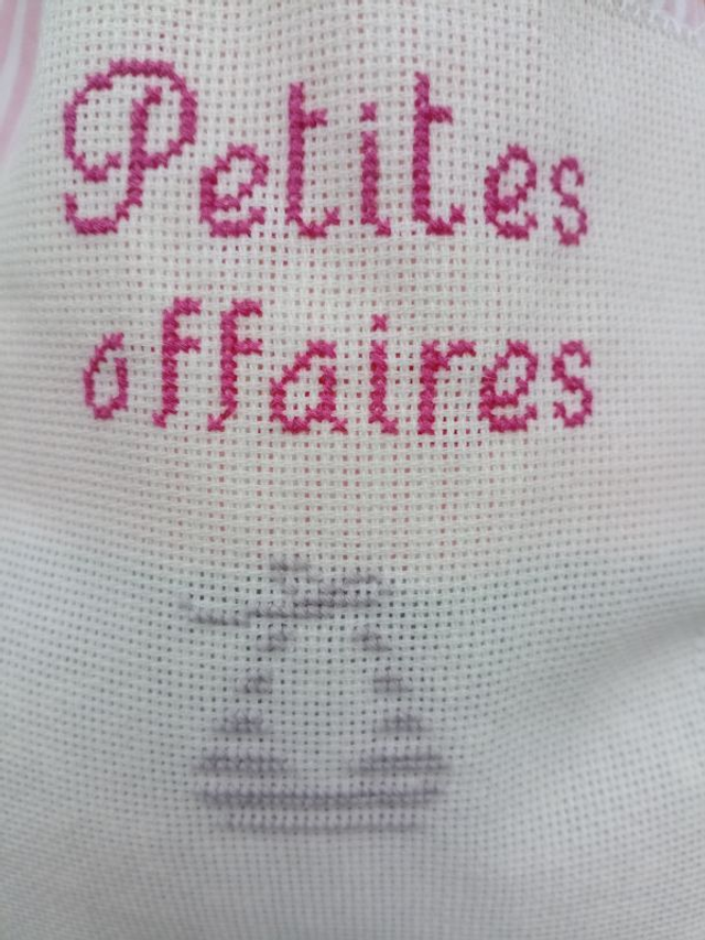 Pochon sac à lingerie fait et brodé main "PETITES AFFAIRES" féminin doublé