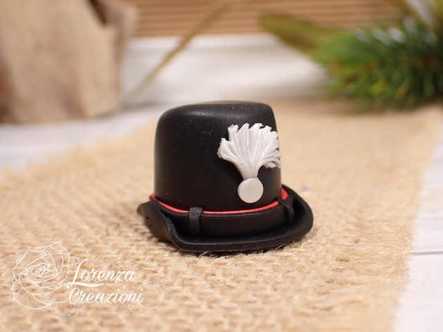 Cappello carabiniere donna, modellato a mano in argilla polimerica, fimo, personalizzato, made in Italy