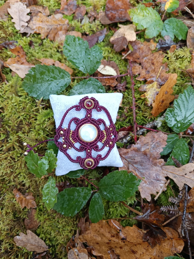 Machette avec pierre grenat et pierre de lune