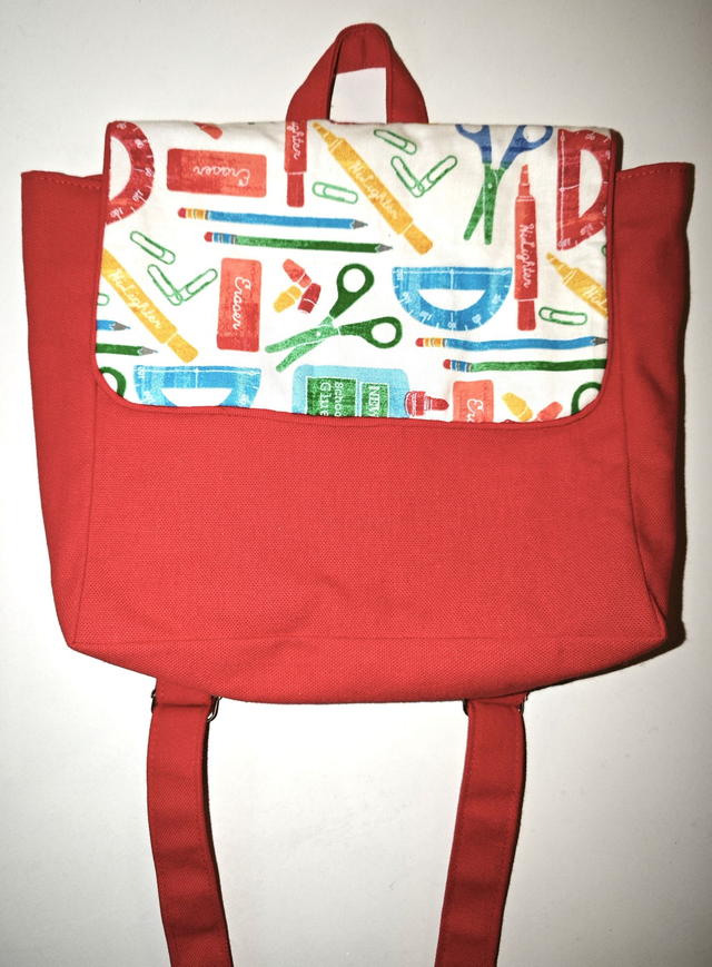 Sac à dos rouge motifs fournitures scolaires