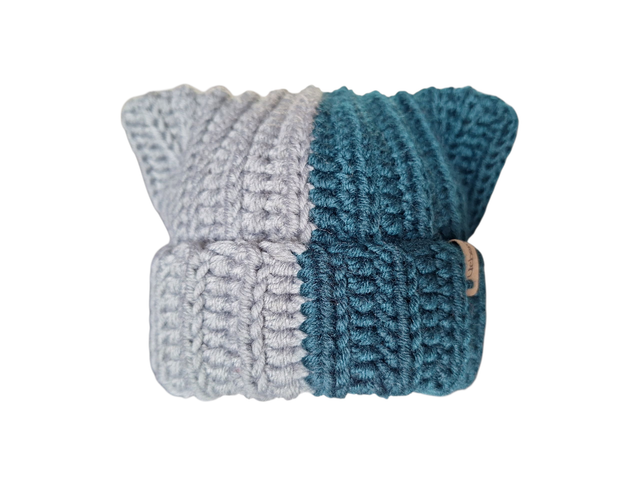 Catbeanie Grün (halb-halb) - Gehäkelte Mütze, Katzenmütze, Mütze mit Katzenohren, Unikat, handmade - Einzelstück