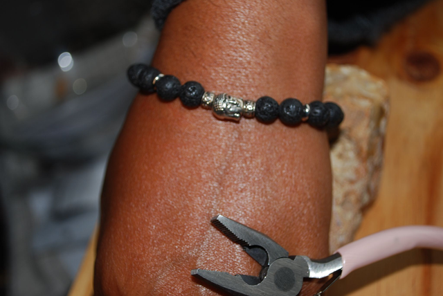 Bracelet en pierre de lave avec bouddha