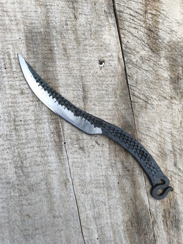 Couteau forgé dans une râpe de maréchalerie.