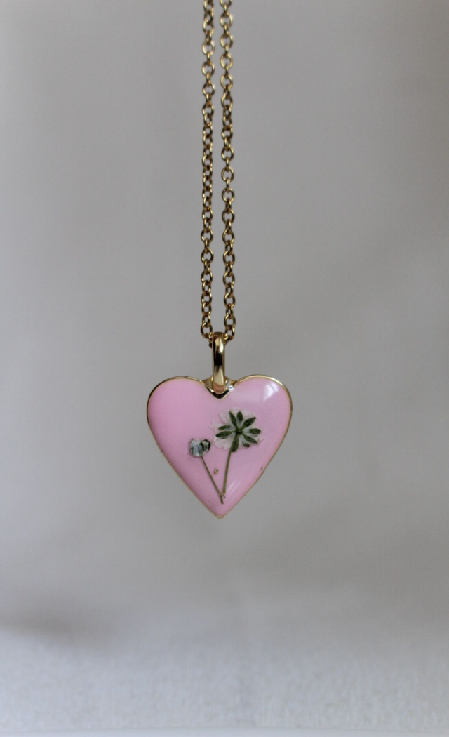 Collier en résine epoxy contenant une véritable fleur de gypsophile