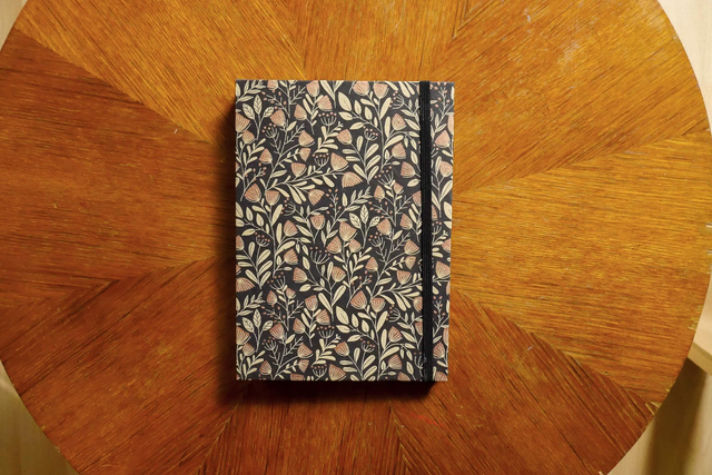 Carnet A5 rigide fleuri noir et cuivré