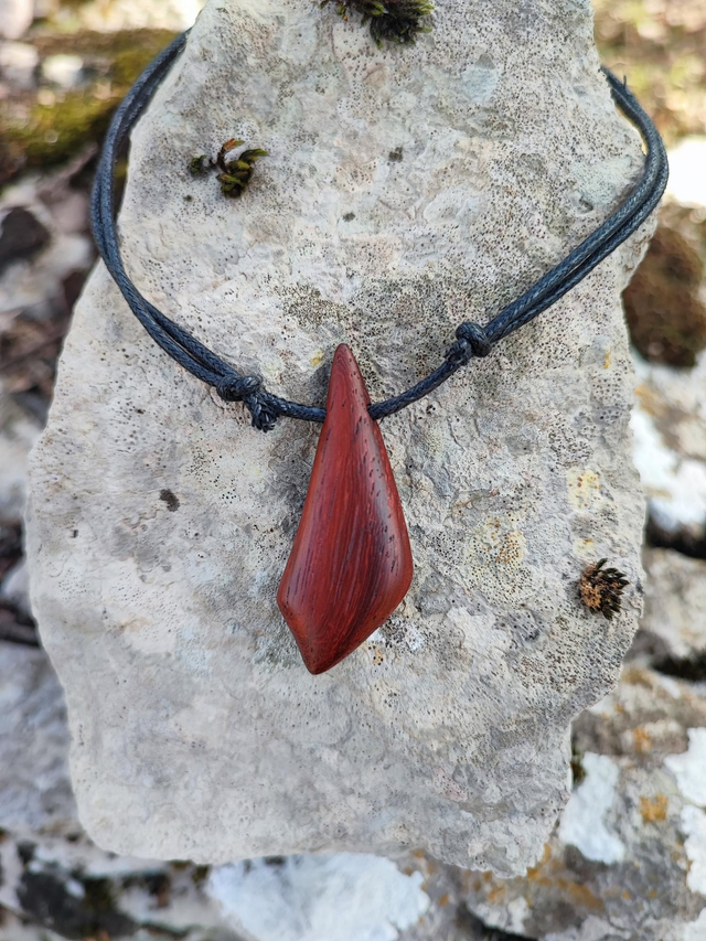 Pendentif en Bois de Padouk