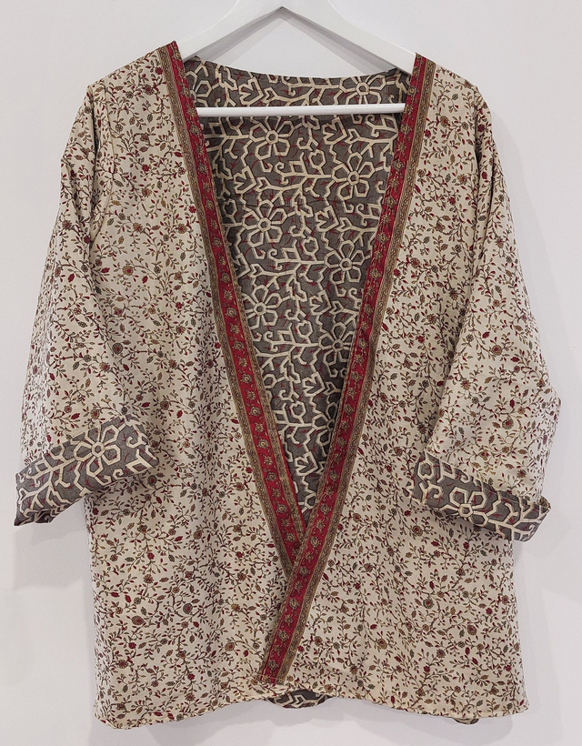 Kimono femme réversible sari recyclé, unique, confectionnée à la main dans les villages indiens, beige, rouge, marron,  