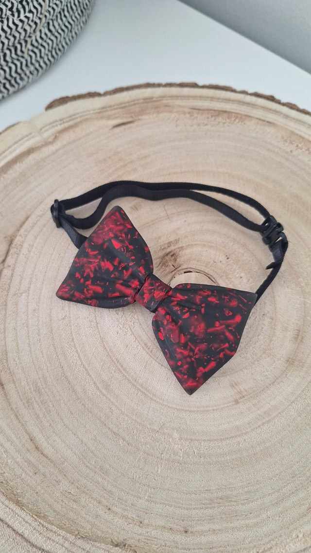 Nœud papillon adulte noir et feuille rouge