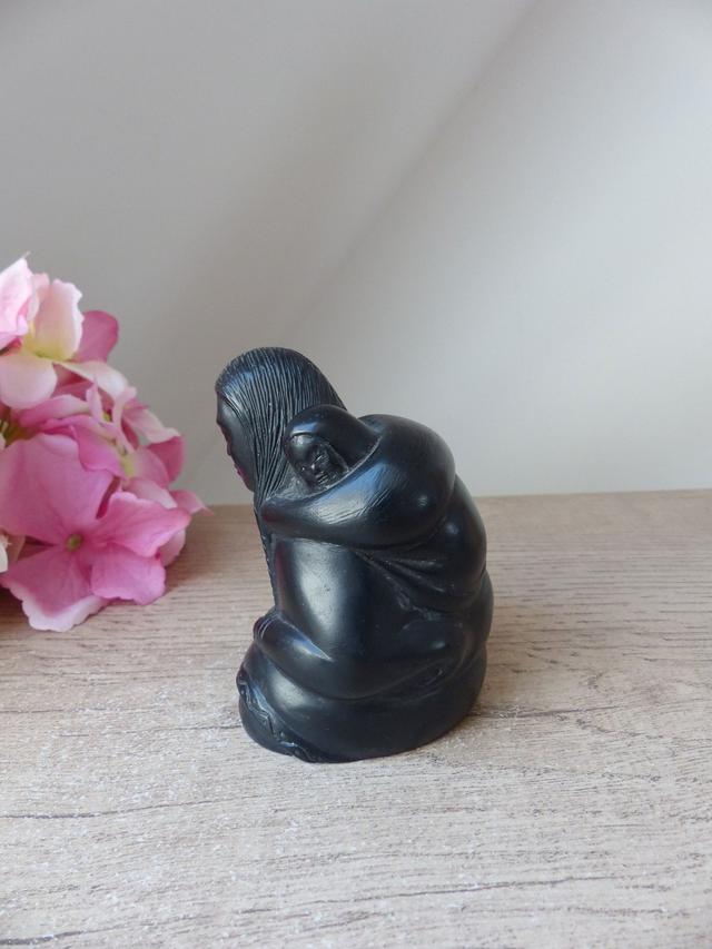 Sculpture Figurine Maman Esquimau et son Bébé, Figurine Mère et Enfant Inuit, Statuette Canadienne Arctique en résine noire, Boma canada