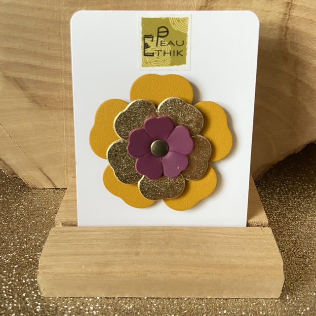 Broche fleur cuir