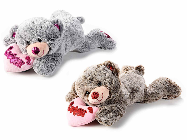 Orsetto di peluche sdraiato con cuore imbottito e scritta love