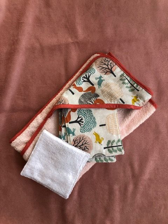 Coffret pour bébé : Cape de bain Bébé et ses lingettes assorties 