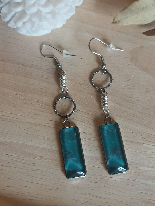 Boucles d&#039;oreilles asymétriques - cabochon rectangle effets-vert / cercle texturé noir / perle type ressort / argenté