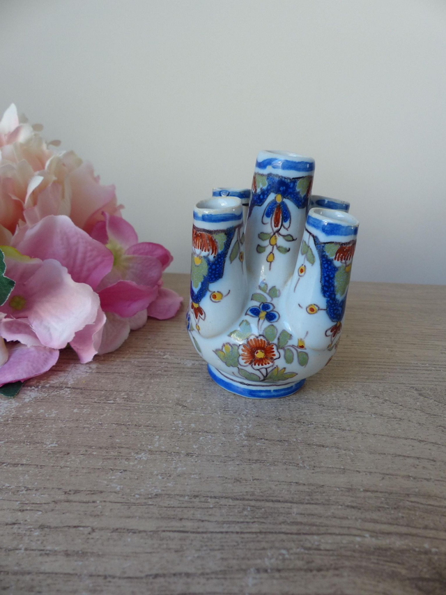 Ancien petit vase pique fleurs en faïence de Rouen peint main, vase miniature avec blason vieux Rouen vintage, petit vase décor floral bleu