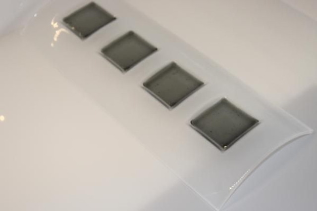 o4 Glas-Tablar gebogen . 15 x 39 cm . in div. Farben . tk 6 .. 2020