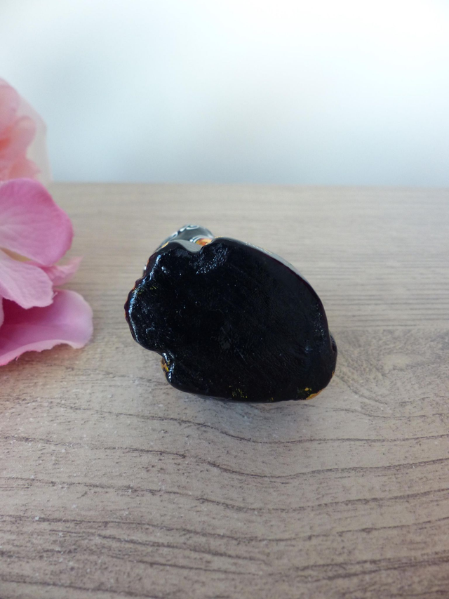 Figurine petit chat d'amour en bois peint à la main, bibelot chaton noir avec un museau en forme de coeur rose, cadeau décoration collection