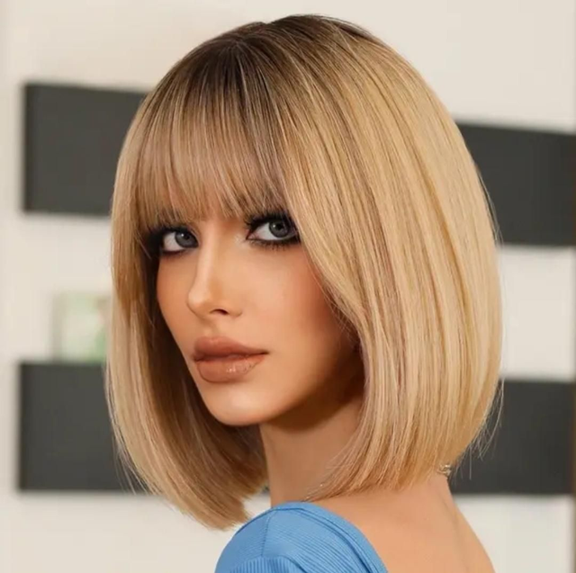 Perruque mi-longue blonde