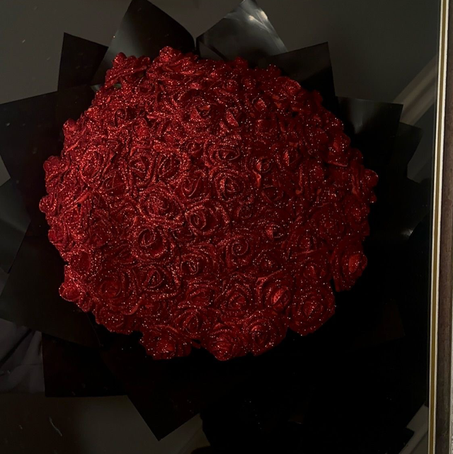 200 Glitter Rose Bouquet