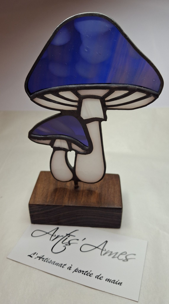 Vitrail Champignon bleu avec socle bois