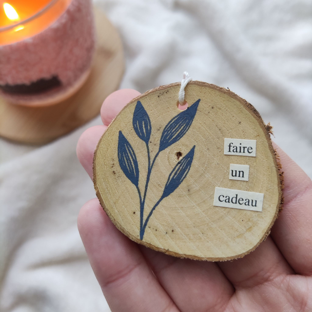 Faire un cadeau - Mini rondin de bois à suspendre