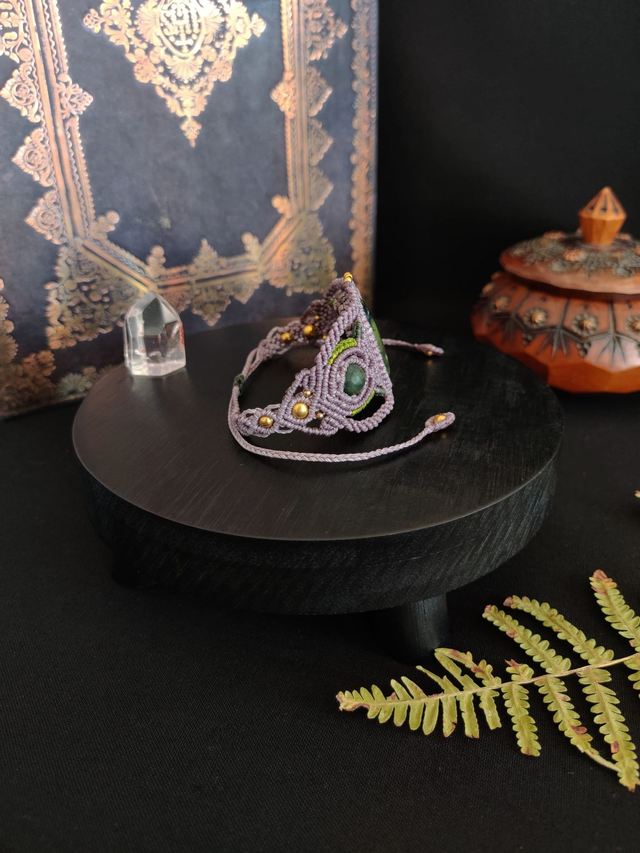 Gardienne de la Terre – Serpentine & Jade