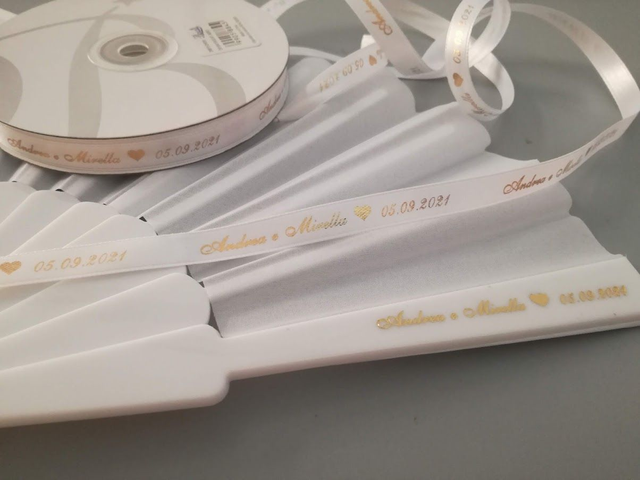 Ventagli matrimonio bianchi personalizzati con colore di stampa oro metallizzato, nastro personalizzato in omaggio 