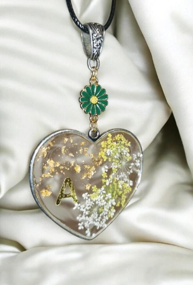 Pendentif cœur résine fleurs séchées 
