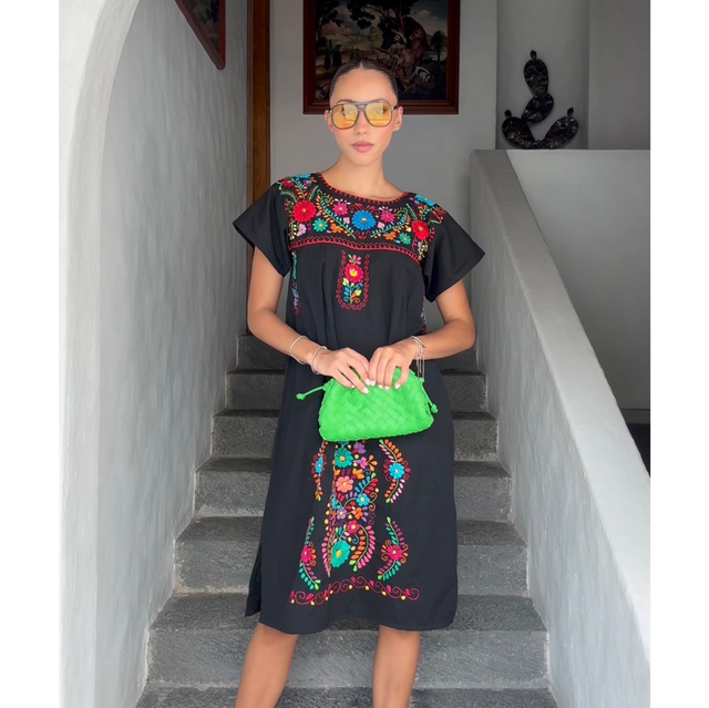 Vestido Chanel negro con colores 