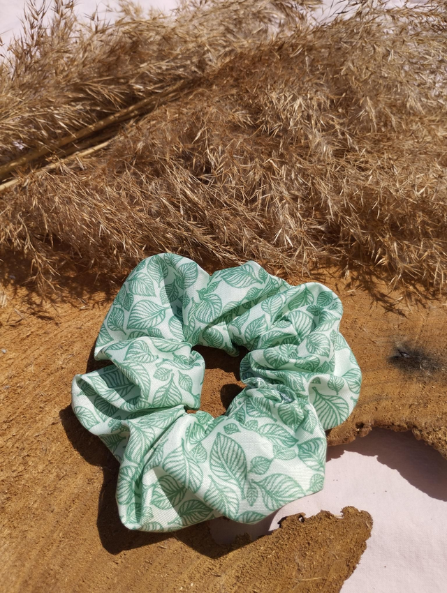 Chouchou satiné - motif feuilles vertes