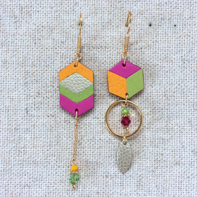 Boucles d’oreilles « Arioso » asymétriques, dorées, cuir orange, safran, champagne, vert pomme et rose bonbon