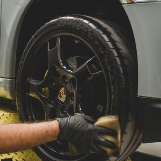 Nettoyage des jantes et dressing pneus 