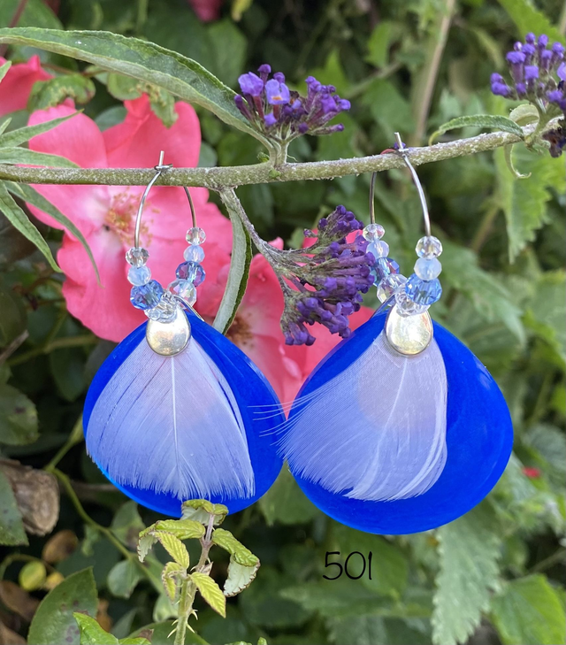 Créoles Résine Époxy Bleue &amp; Plume Blanche Naturelle - Réf 501