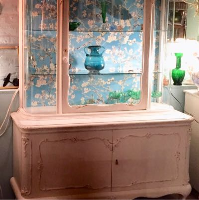 Vitrine Glasvitrine weiß mit Patina