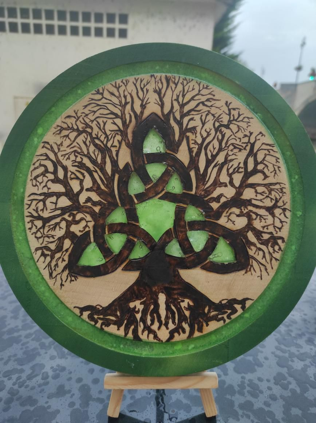 Décoration sur chevalet arbre de vie croix celte phosphorescent