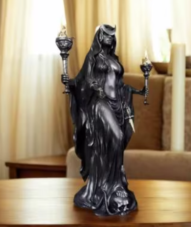 Prachtig beeldje heks godin zwart met fakkels (20cm) Nieuw.