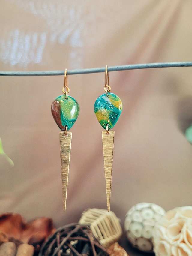 Boucles d’oreilles en argile polymère résinée – turquoise et feuille d’or