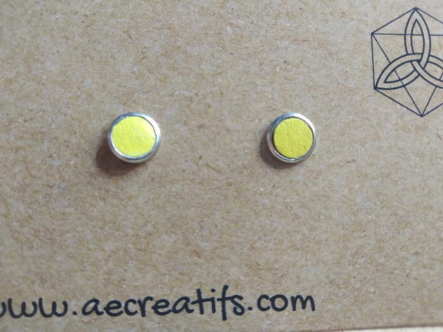 Boucles d&#039;oreilles puces cuir jaune 