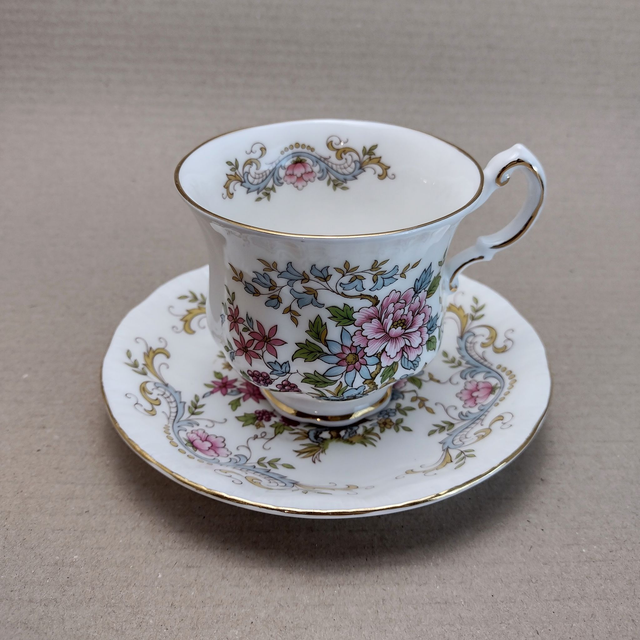 Royal Standard | Grote Kop (diameter 8 | hoogte 8 cm) en schotel (diameter 14 | hoogte 2 cm) &#039;Mandarin&#039; Fine Bone China | Vintage