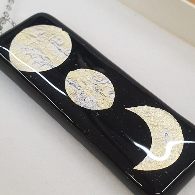3 moons black big pendant & chain p129