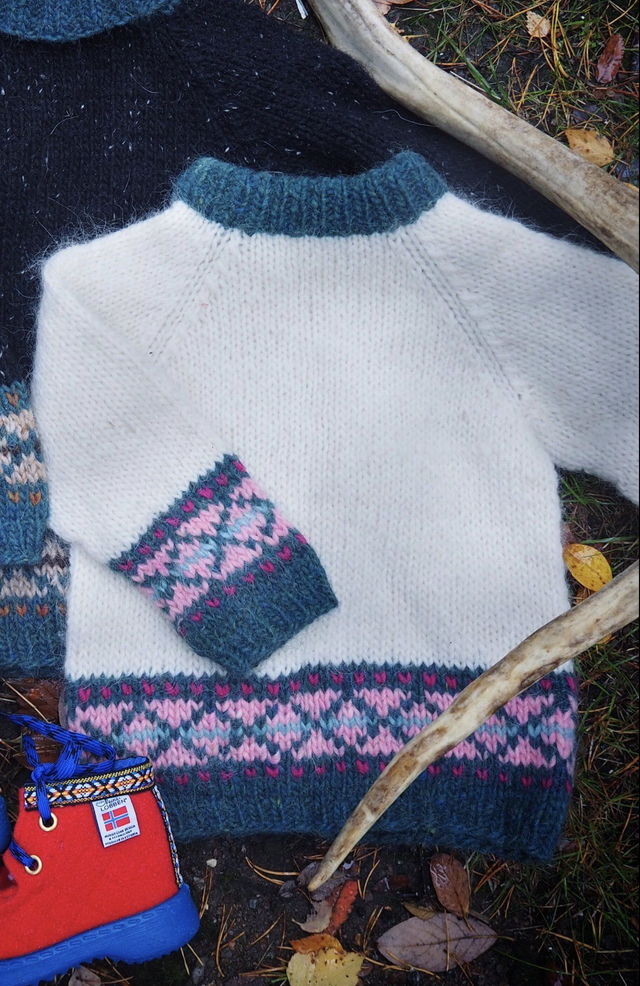 Qanik Sweater Kit - Col 07 - Children&#039;s - (White &amp; Pink Álafosslopi) - Wool &amp; Pattern - Linka Neumann